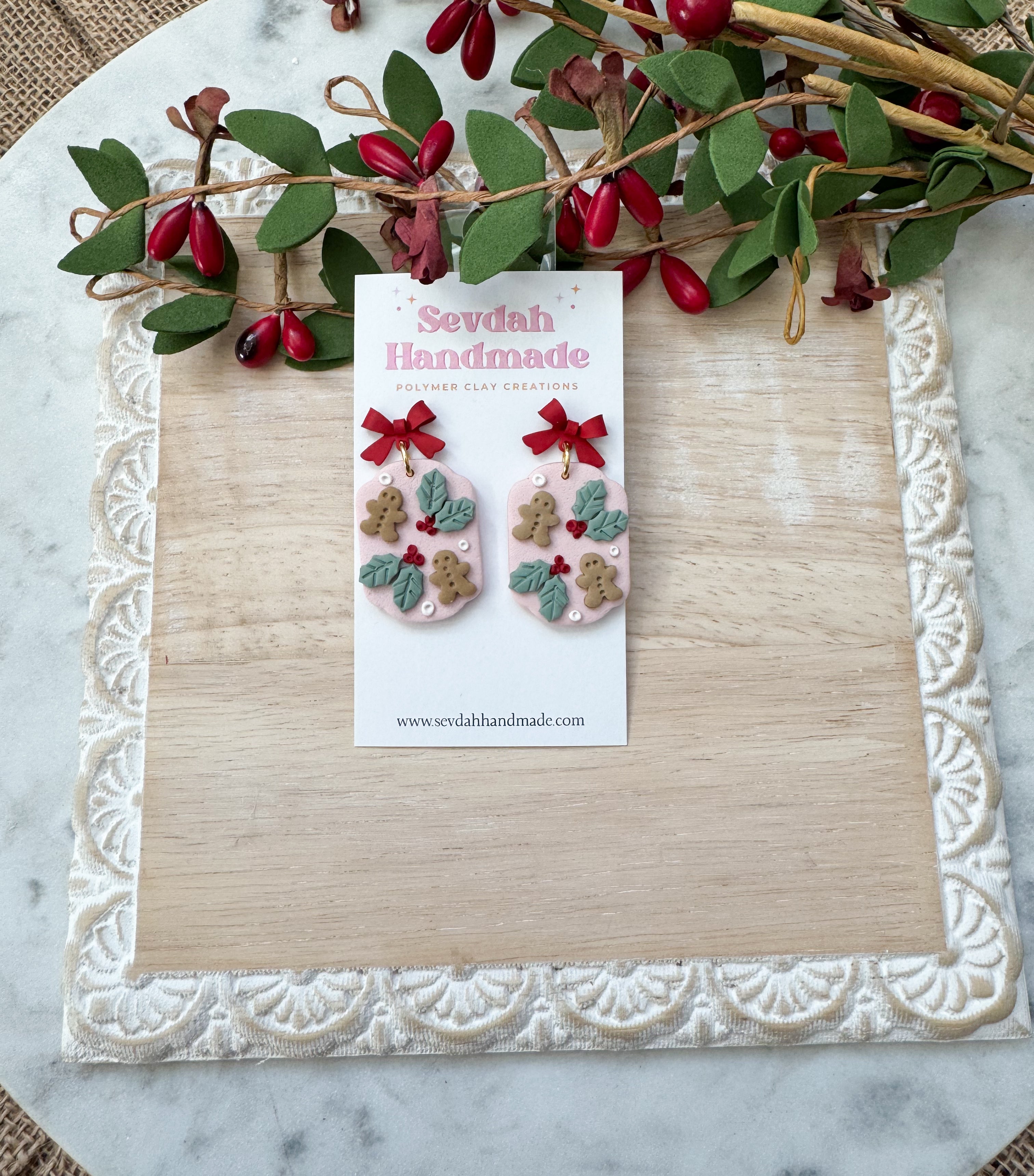 Gingerbread men and holly