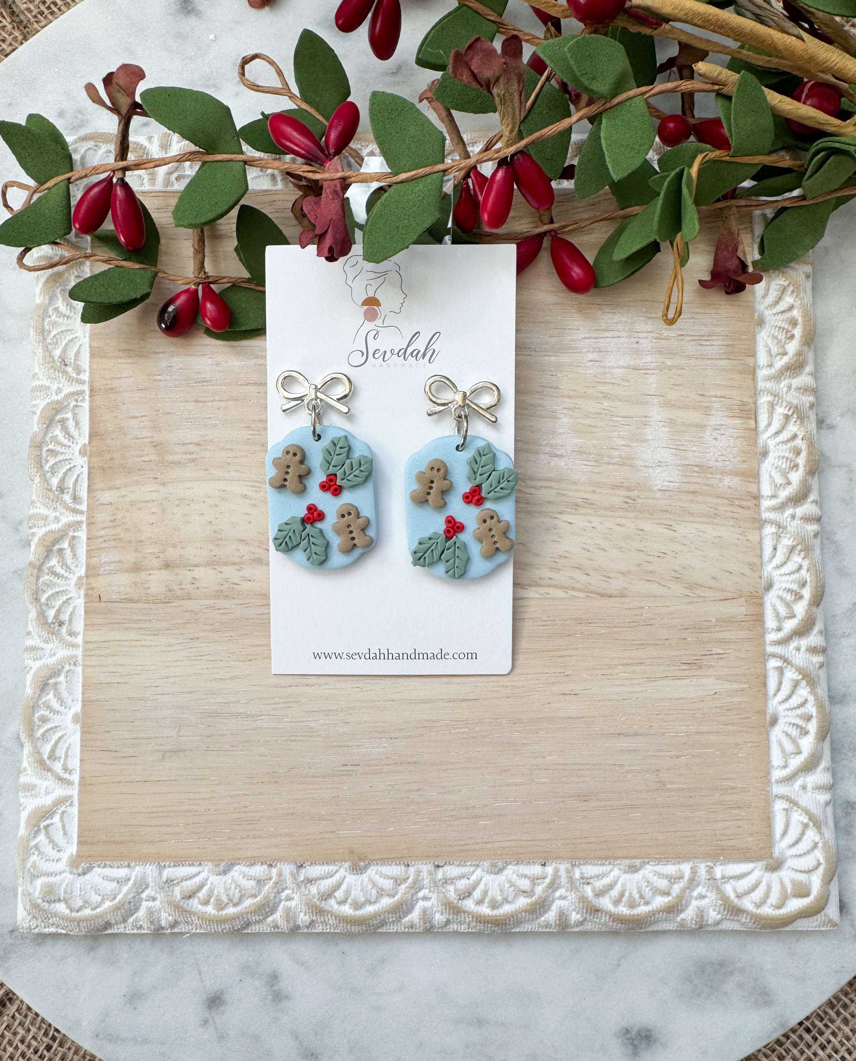 Gingerbread men and holly